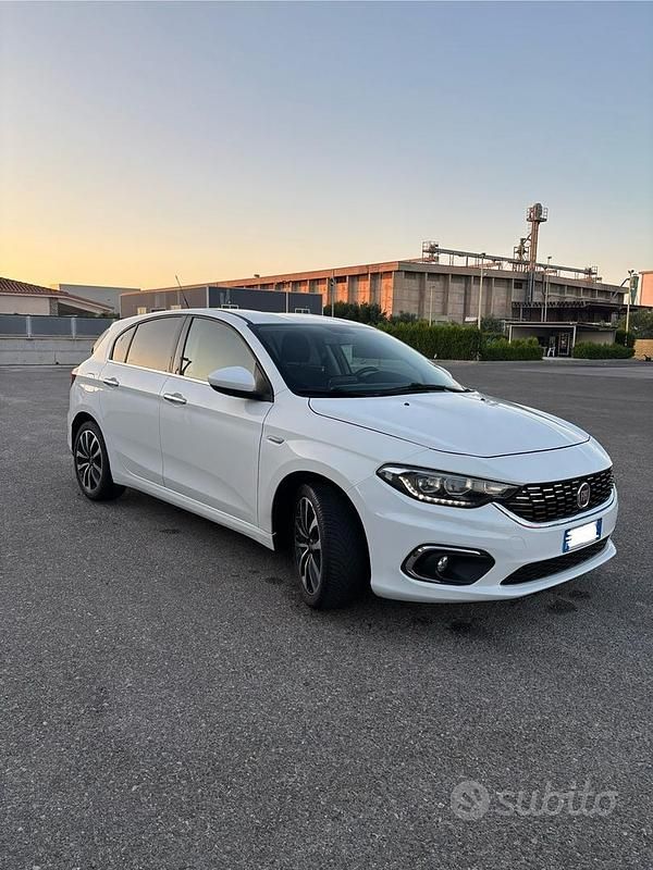 Bianco Usata 2017 Fiat Tipo Lounge Due volumi | 12.000 € (Cara) - Immagine 1/4