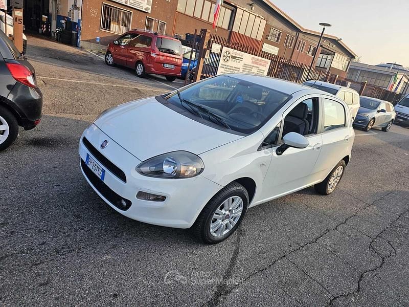 Bianco Usata 2012 Fiat Punto Tre volumi | 2800 € (Molto cara) - Immagine 1/4
