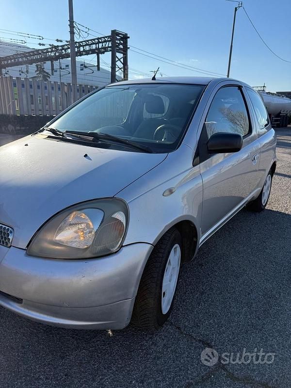 Usata Toyota Yaris 68 CV (50 kW) 2000 Grigio Berlina