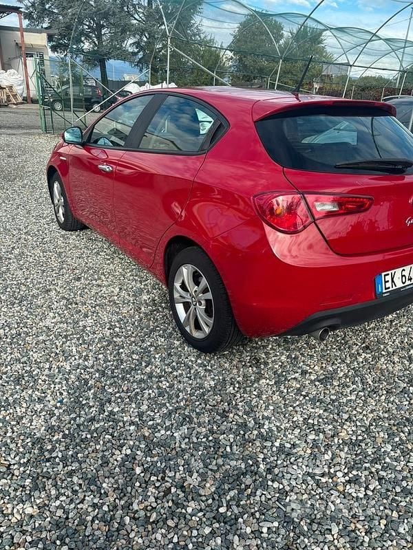 Usata Alfa Romeo Giulietta 105 CV (77 kW) 2011 Rosso Utilitaria