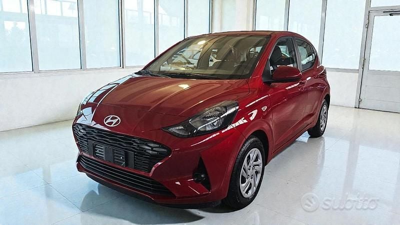Rosso metallizzato Usata 2025 Hyundai i10 Essential Due volumi | 14.500 € (Buon prezzo) - Immagine 1/4