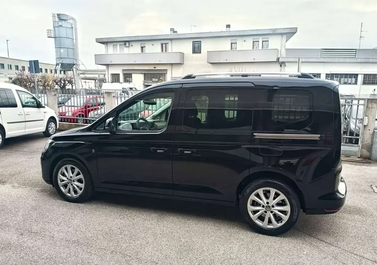 Usata VW Caddy 122 CV (89 kW) 2024 Nero Monovolume
