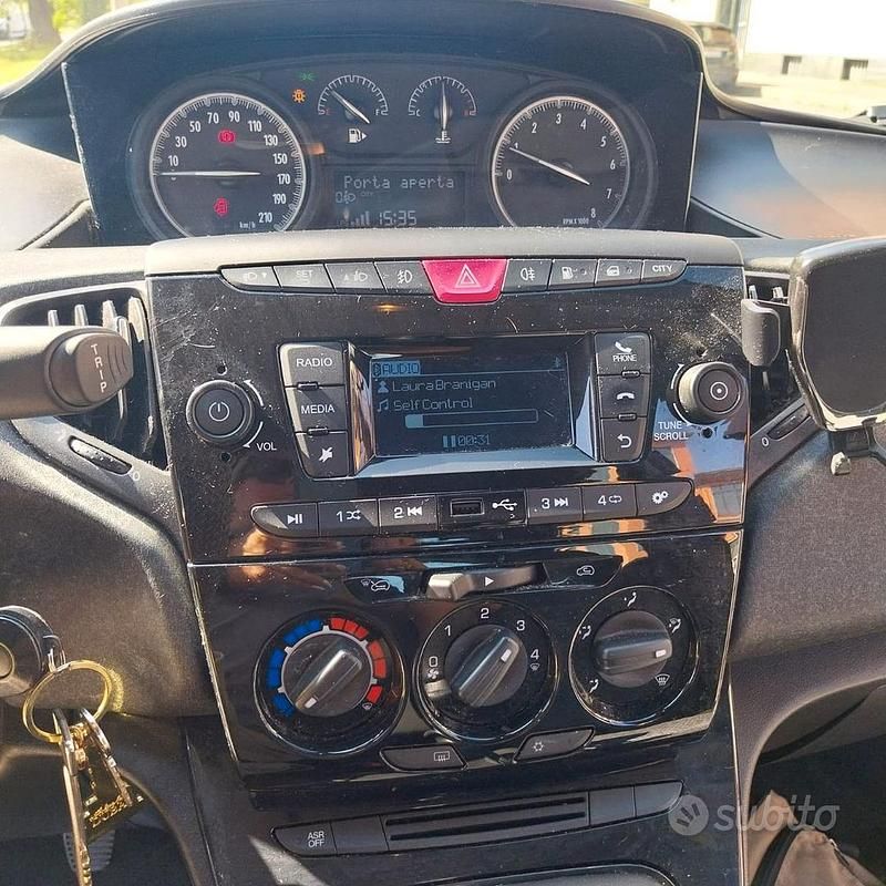 Usata Lancia Ypsilon 69 CV (50 kW) 2020 Nero Utilitaria