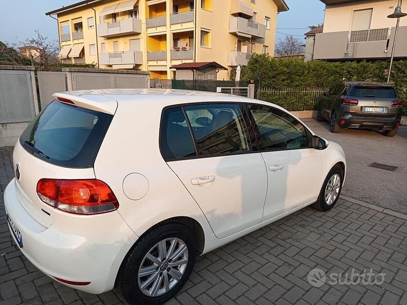 Usata VW Golf VI Comfortline 102 CV (75 kW) 2010 Bianco Utilitaria