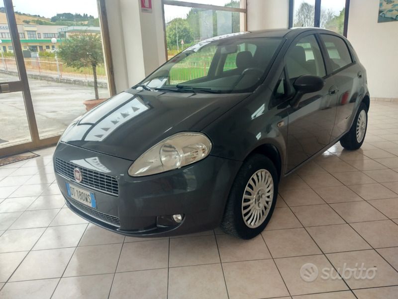 Grigio Usata 2009 Fiat Grande Punto Due volumi | 3700 € (Cara) - Immagine 1/4
