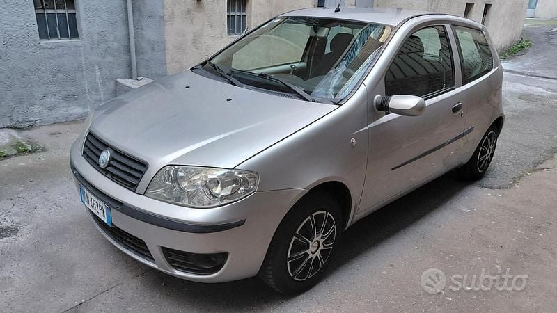 Usata Fiat Punto Dynamic 60 CV (44 kW) 2004 Grigio Utilitaria
