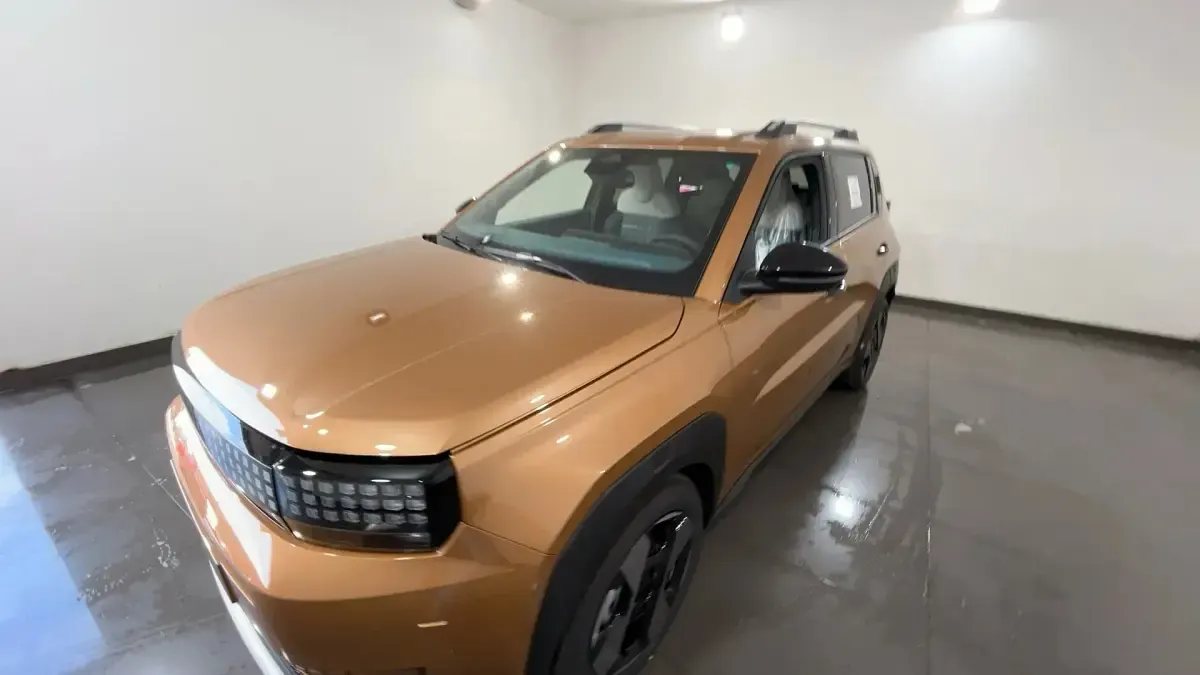 Nuova Fiat Grande Panda La Prima 100 CV (73 kW) 2026 724bronzo luna Utilitaria