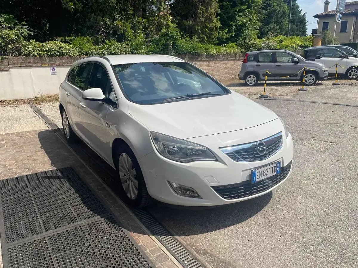 Usata Opel Astra Cosmo 110 CV (80 kW) 2012 Bianco Station wagon