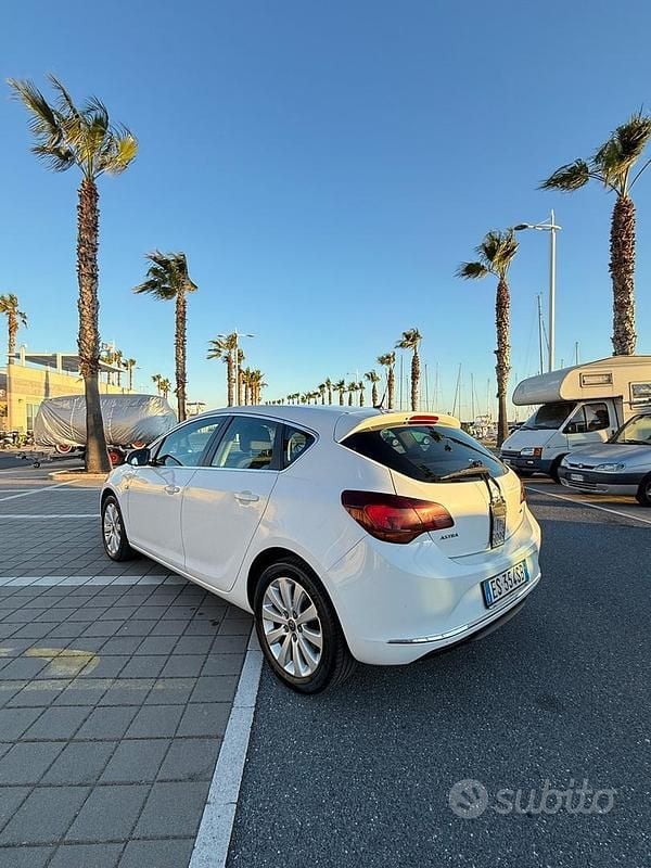 Usata Opel Astra Cosmo 110 CV (80 kW) 2014 Bianco Berlina