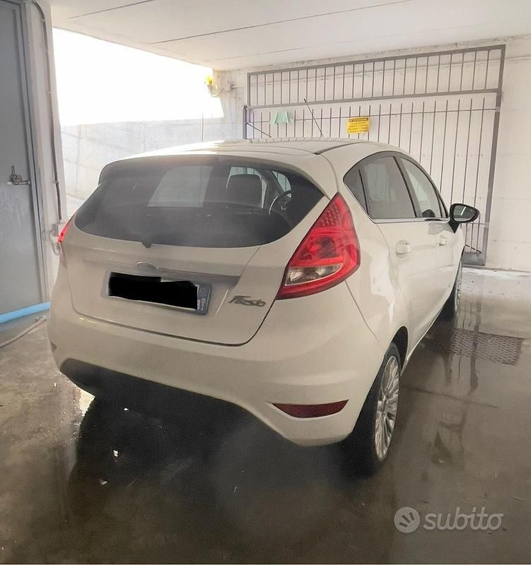 Usata Ford Fiesta Titanium 96 CV (70 kW) 2011 Bianco Utilitaria