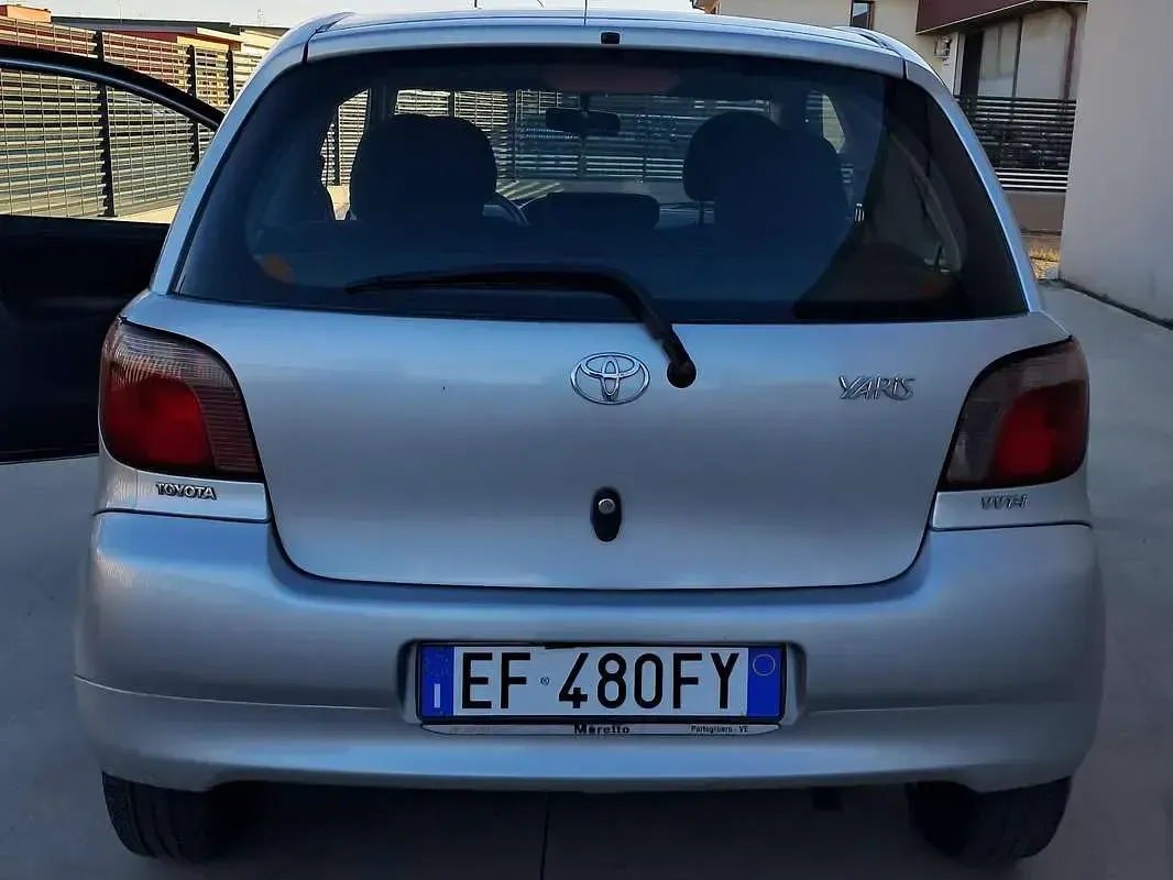 Usata Toyota Yaris 68 CV (50 kW) 2002 Argento Berlina