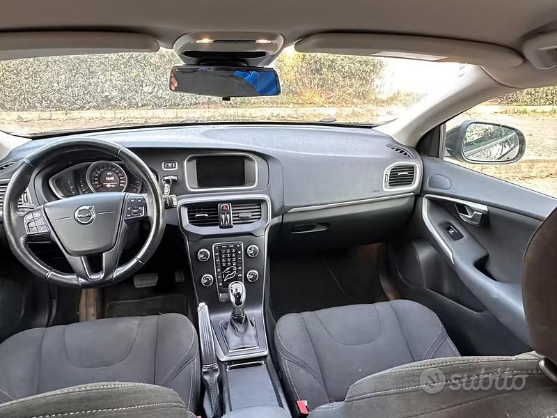 Usata Volvo V40 120 CV (88 kW) 2017 Nero Berlina