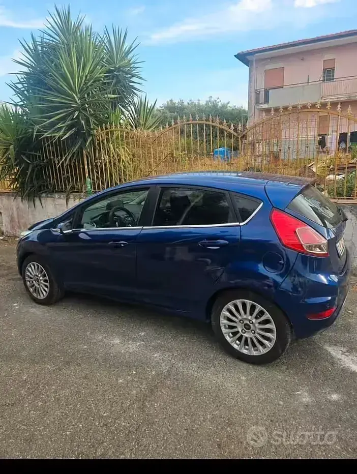 Usata Ford Fiesta 75 CV (55 kW) 2014 Bluazzurro Utilitaria
