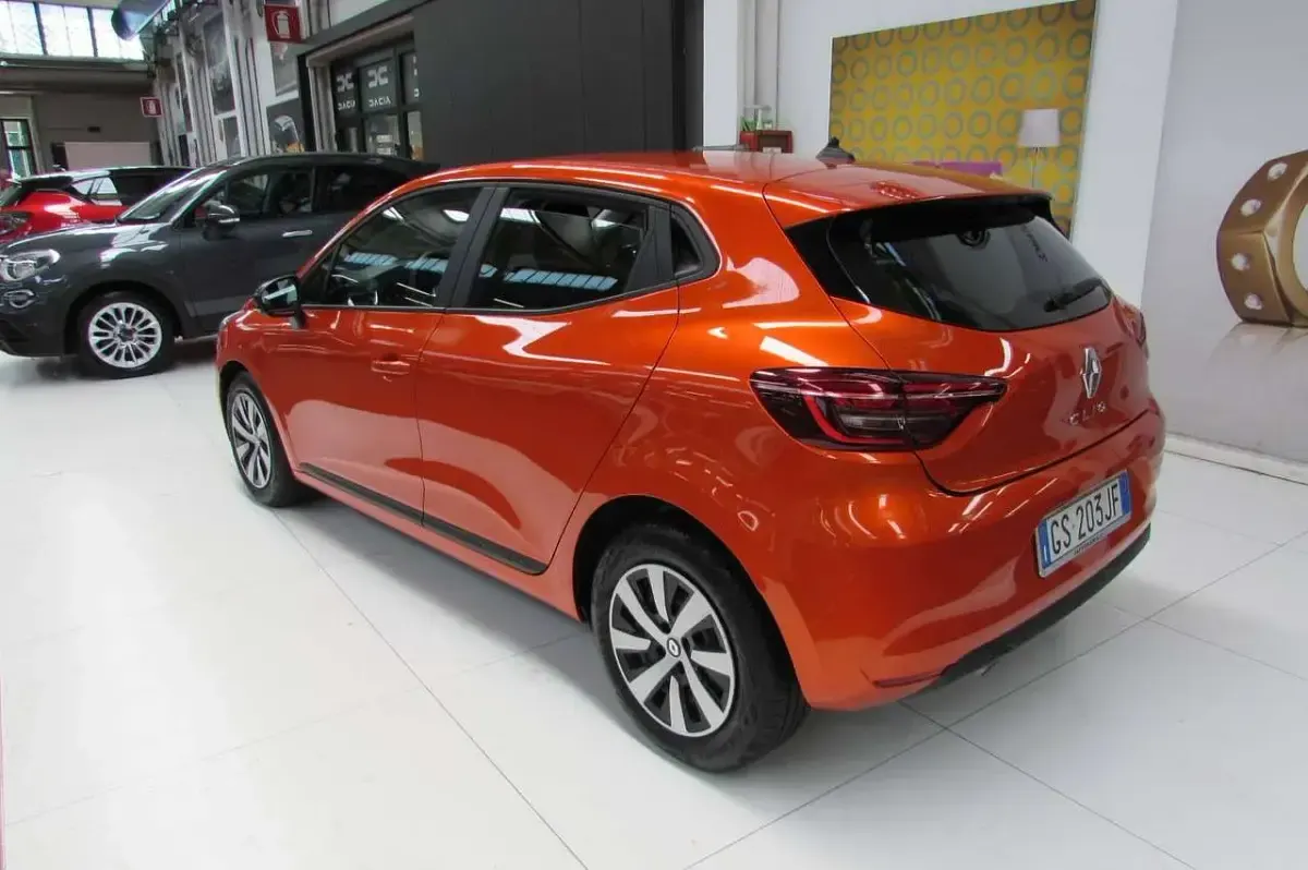 Usata Renault Clio V Equilibre 67 CV (49 kW) 2023 Arancione Berlina