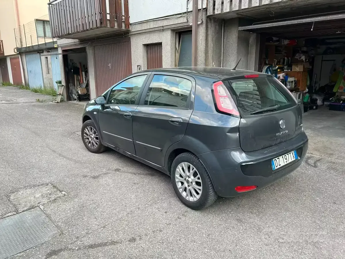 Usata Fiat Punto Evo Dynamic 77 CV (56 kW) 2010 Bluazzurro Utilitaria