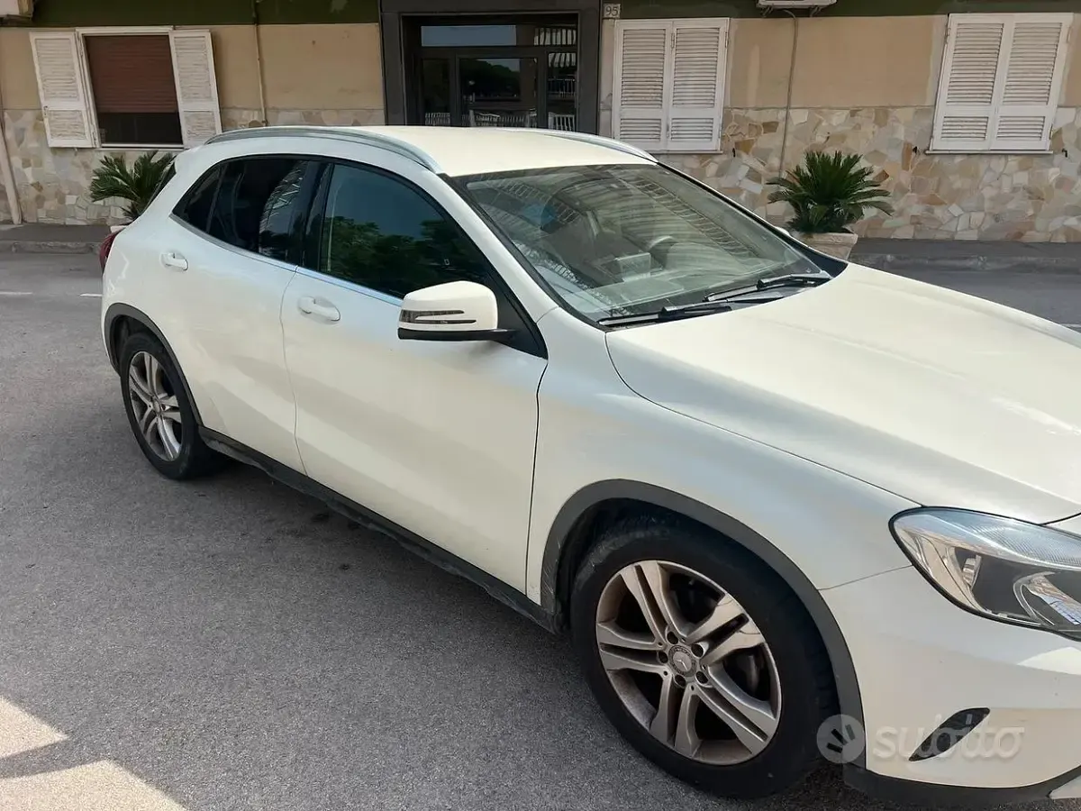 Usata Mercedes GLA200 136 CV (100 kW) 2016 Bianco SUV