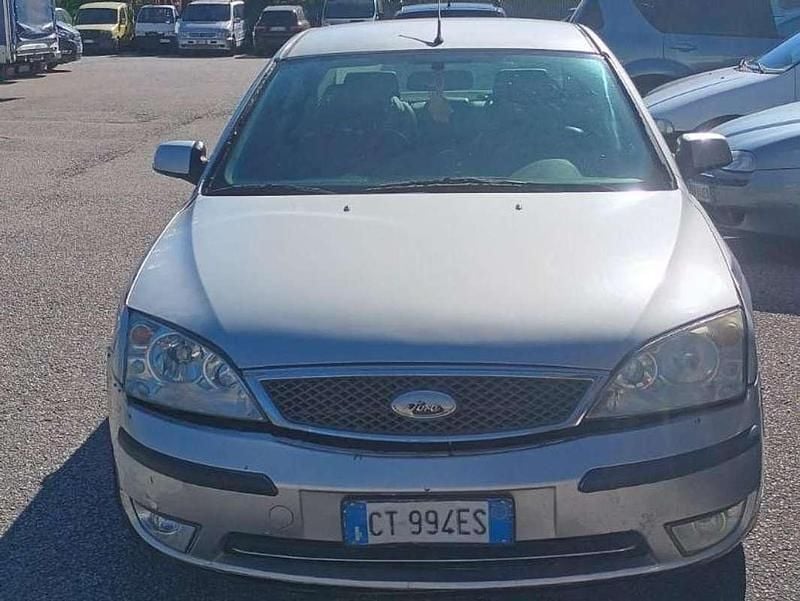 Usata Ford Mondeo Ghia 155 CV (114 kW) 2005 Argento Berlina