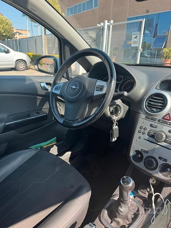 Używany Opel Corsa 86 KM (63 kW) 2013 Biały Sedan/Limuzyna