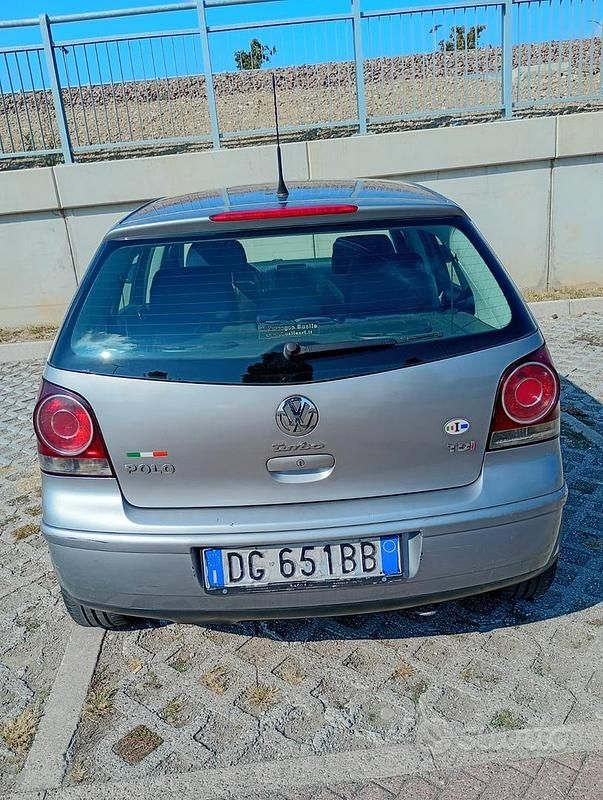 Grigio Usata 2007 VW Polo Tre volumi | 2300 € (Buon prezzo) - Immagine 1/4