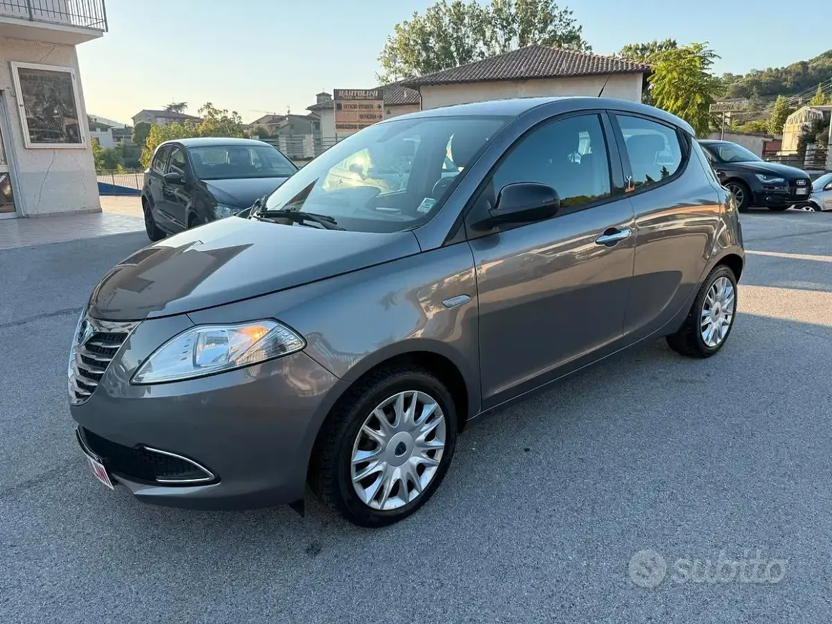 Usata Lancia Ypsilon Gold 69 CV (50 kW) 2015 Grigio Utilitaria