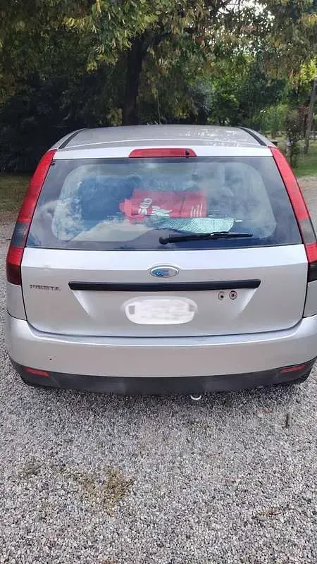 Usata Ford Fiesta Ghia 75 CV (55 kW) 2003 Grigio Utilitaria