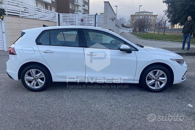 Usata VW Golf VIII Life 110 CV (80 kW) 2023 Bianco Utilitaria