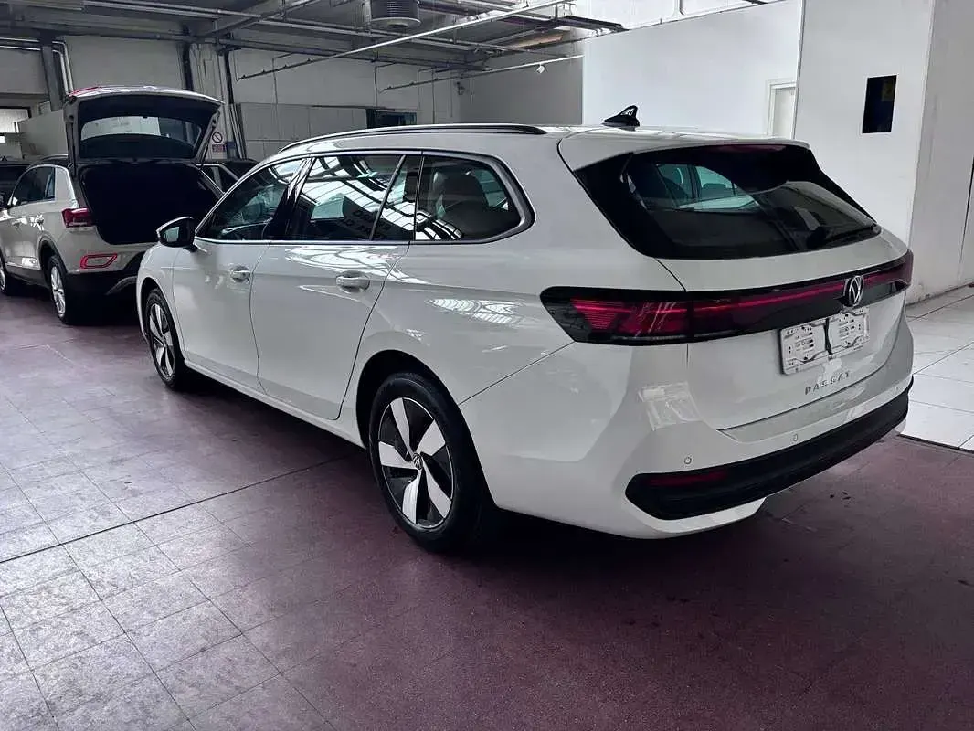 Usata VW Passat 122 CV (89 kW) 2024 Bianco Station wagon