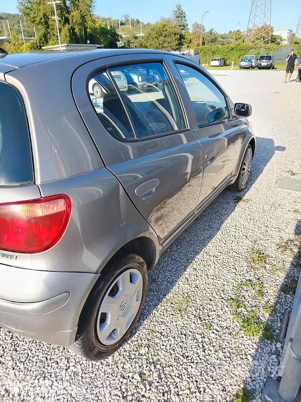 Usata Toyota Yaris 68 CV (50 kW) 2003 Grigio Berlina