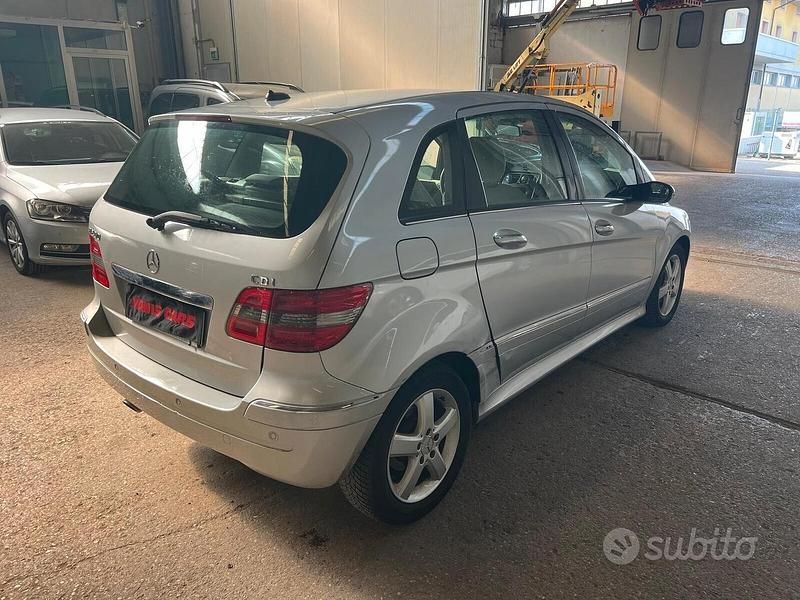 Usata Mercedes B200 119 CV (87 kW) 2007 Grigio Monovolume