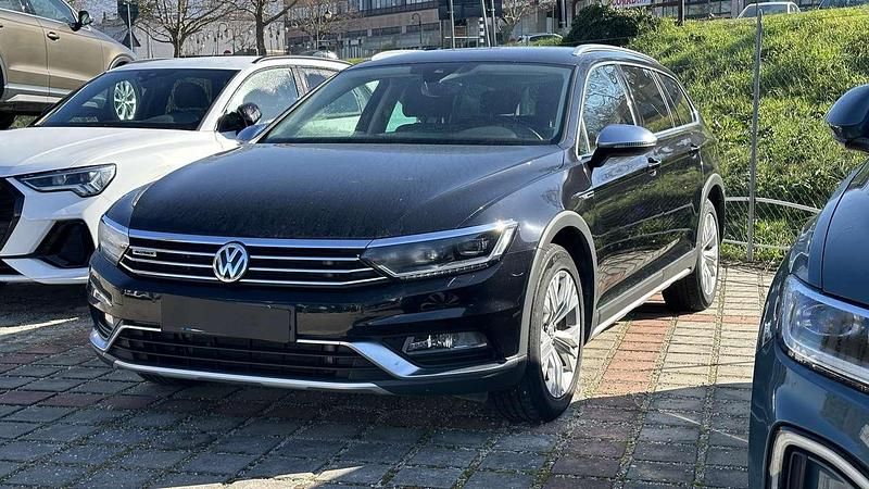 Usata VW Passat Executive 190 CV (139 kW) 2018 Grenadill black Station wagon