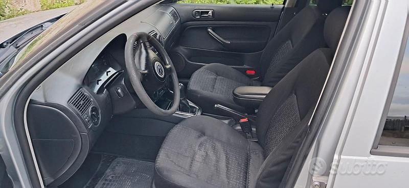 Usata VW Golf IV 90 CV (66 kW) 2001 Grigio Utilitaria