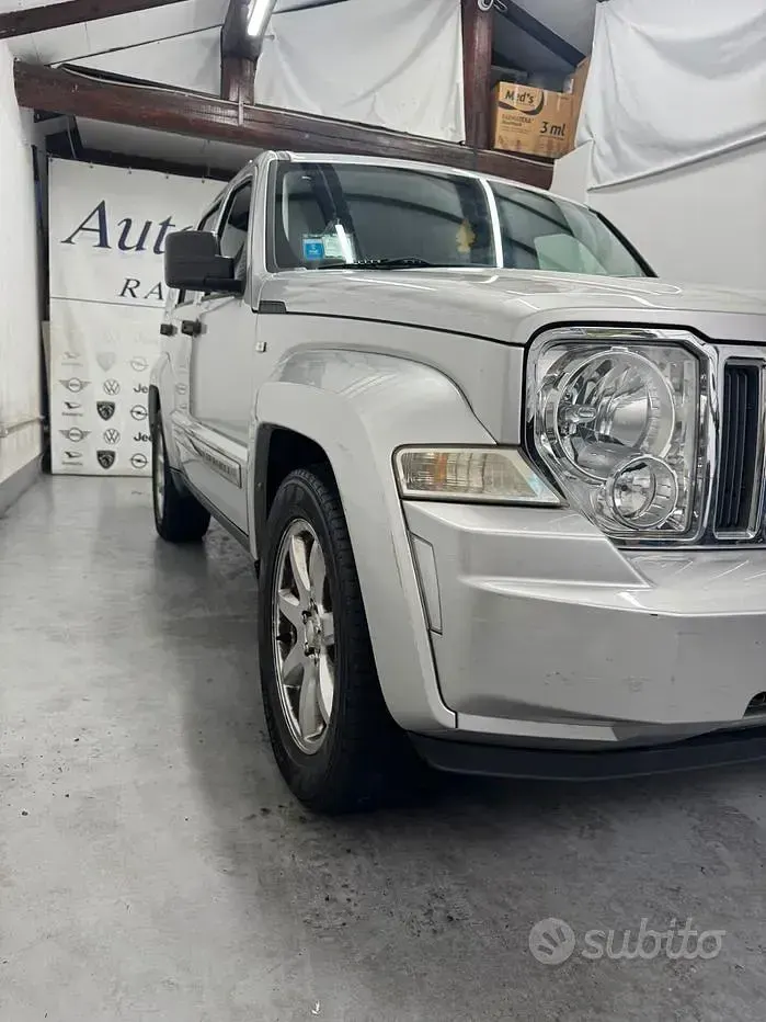 Usata Jeep Cherokee Overland 200 CV (147 kW) 2011 Grigio SUV