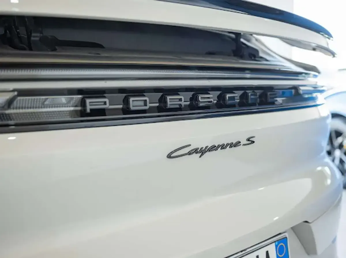 Usata Porsche Cayenne 475 CV (349 kW) 2024 Grigio gesso SUV