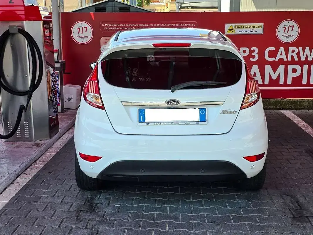 Usata Ford Fiesta Titanium 95 CV (69 kW) 2015 Bianco Utilitaria