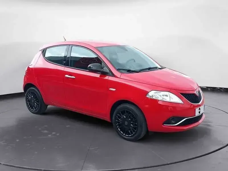 Usata Lancia Ypsilon Silver 69 CV (50 kW) 2017 Rosso Utilitaria