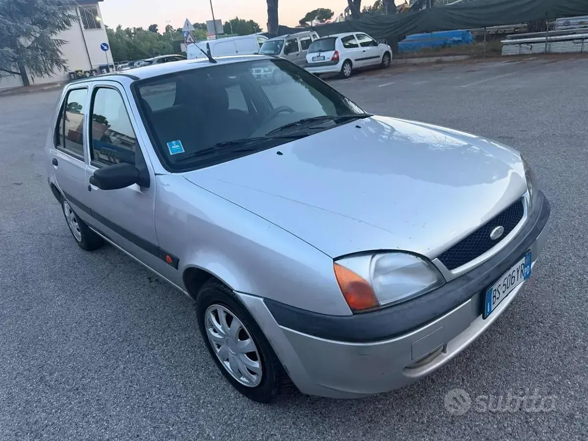 Usata Ford Fiesta 75 CV (55 kW) 2001 Grigio Utilitaria