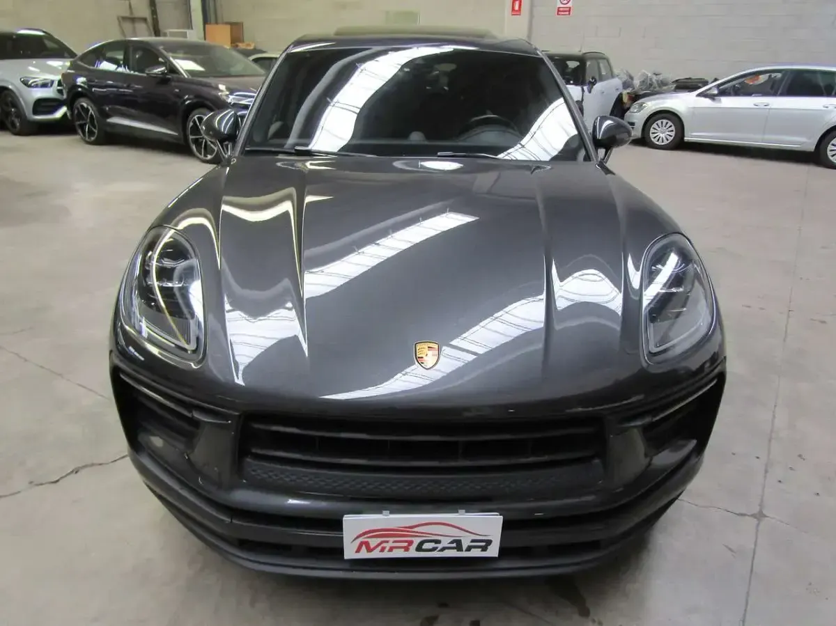 Usata Porsche Macan 265 CV (194 kW) 2023 Volcano grey metallic SUV