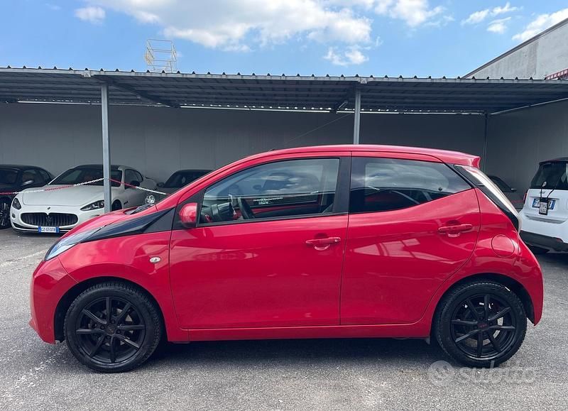 Usata Toyota Aygo X-play 69 CV (50 kW) 2015 Rosso Utilitaria