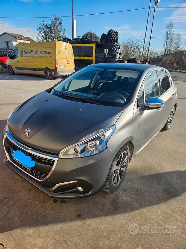 Usata Peugeot 208 82 CV (60 kW) 2016 Grigio Utilitaria