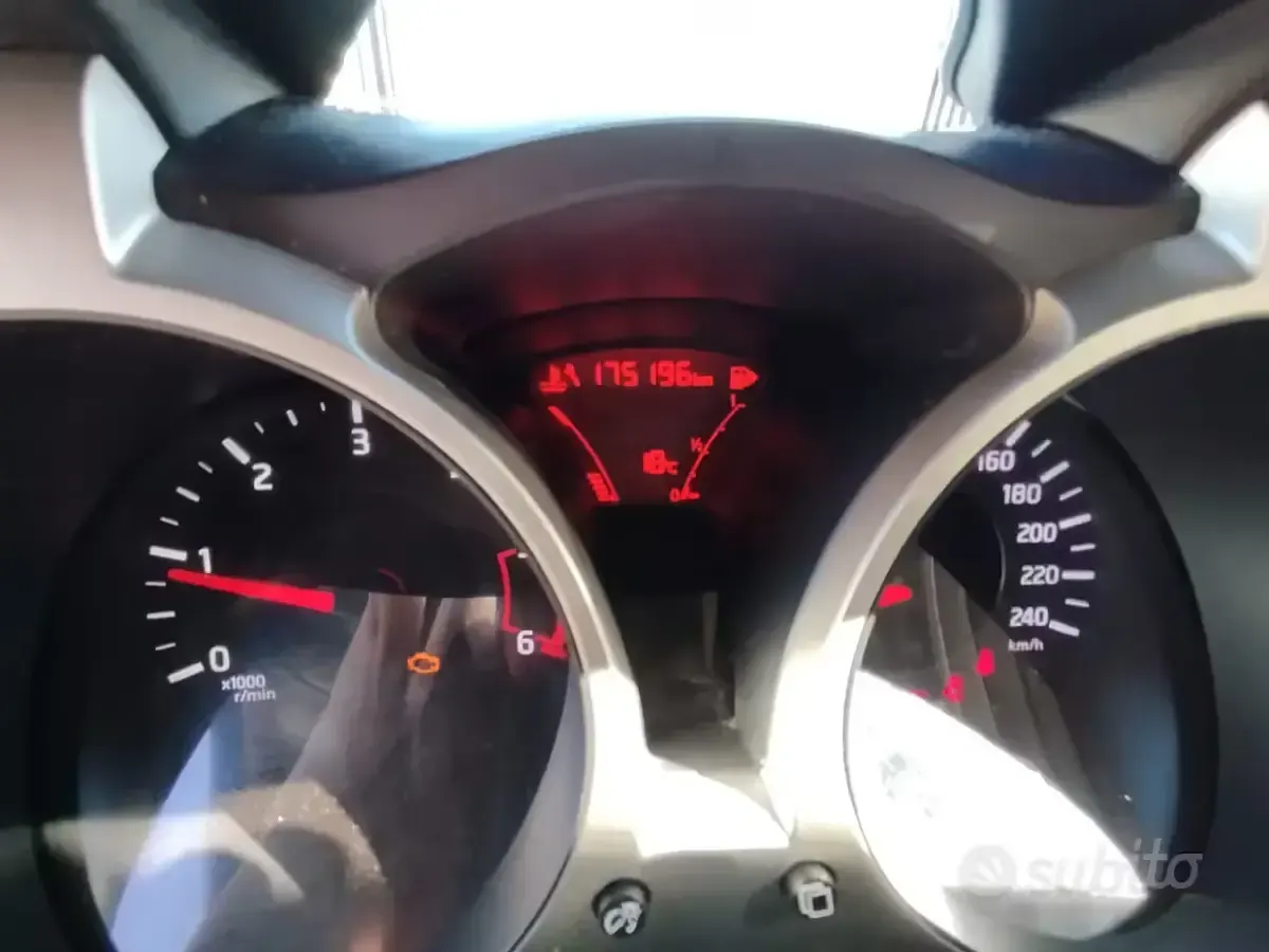 Używany Nissan Juke Tekna 110 KM (80 kW) 2015 Szary SUV