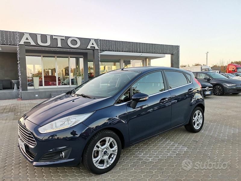 Blu Usata 2016 Ford Fiesta Titanium Tre volumi | 9200 € (Molto cara) - Immagine 1/4