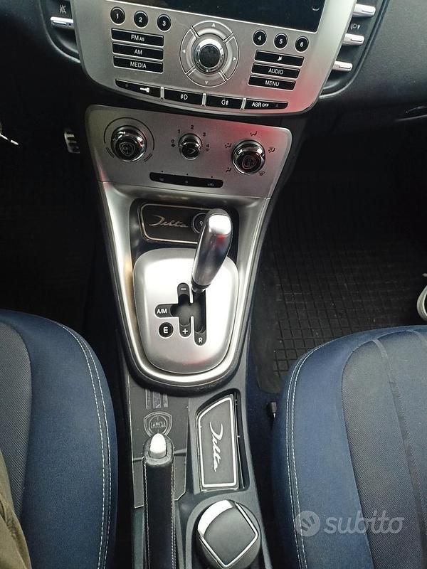 Usata Lancia Delta 120 CV (88 kW) 2010 Grigio Utilitaria