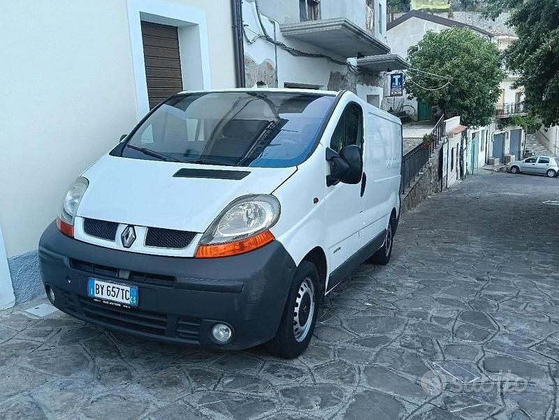 Bianco Usata 2002 Renault Trafic Furgone | 3500 € (Buon prezzo) - Immagine 1/4