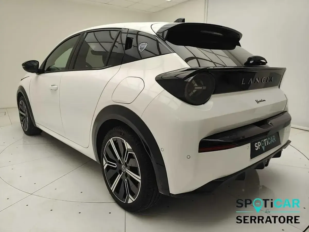 Begagnad Lancia Ypsilon 110 HK (80 kW) 2025 Silver Halvkombi