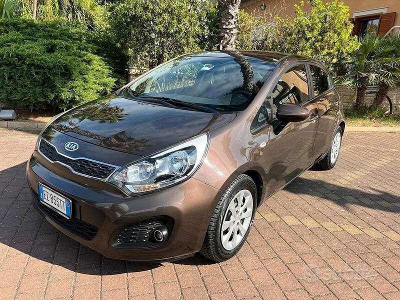 Usata Kia Rio EX 90 CV (66 kW) 2012 Marrone Berlina
