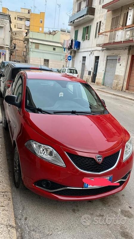 Usata Lancia Ypsilon 69 CV (50 kW) 2016 Rosso Utilitaria