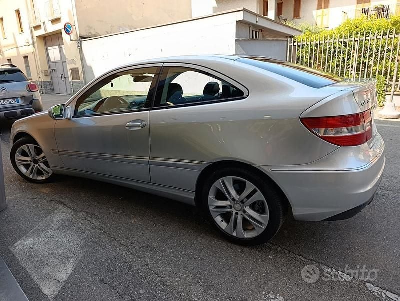 Usata Mercedes C200 Chrome 135 CV (99 kW) 2011 Grigio Coupé