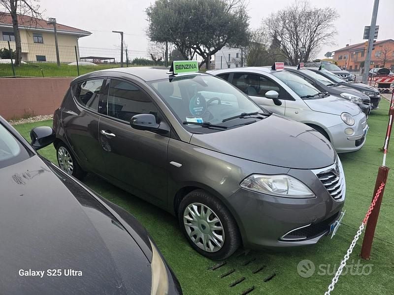 Usata Lancia Ypsilon Silver 69 CV (50 kW) 2012 Grigio Utilitaria