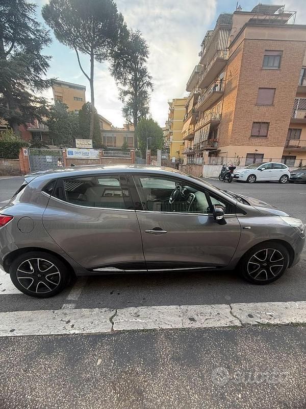 Usado Renault Clio IV 120 CV (88 kW) 2016 Gris Utilitario