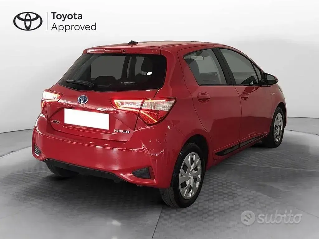 Usata Toyota Yaris Hybrid Active 101 CV (74 kW) 2019 Rosso met Berlina
